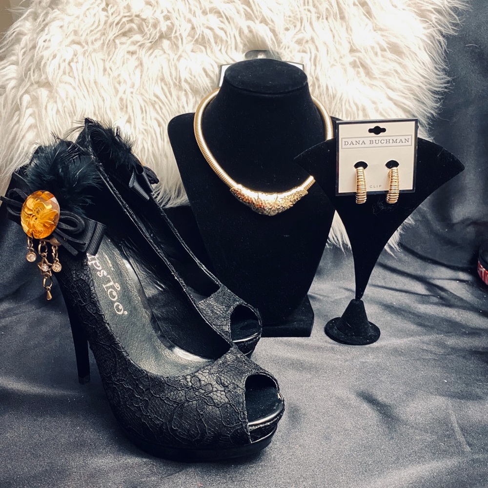 BNWT Beautiful 2 LIPS TWO Black Lace Platforms Pumps, Size 6